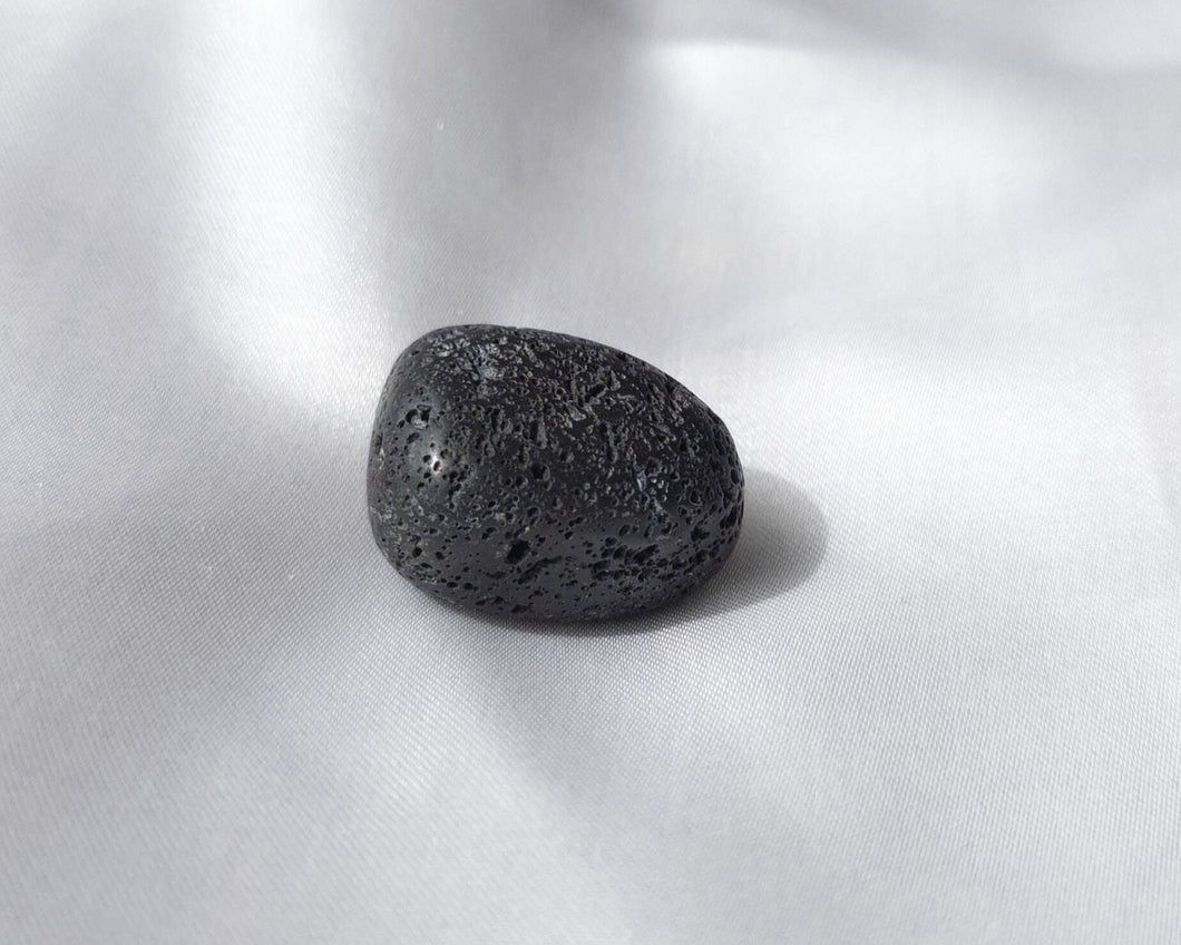 Pierre roulée en pierre de lave naturelle de 2 à 3 cm – pierre d’ancrage, de force intérieure et de transformation, idéale pour le renouveau et la stabilité émotionnelle