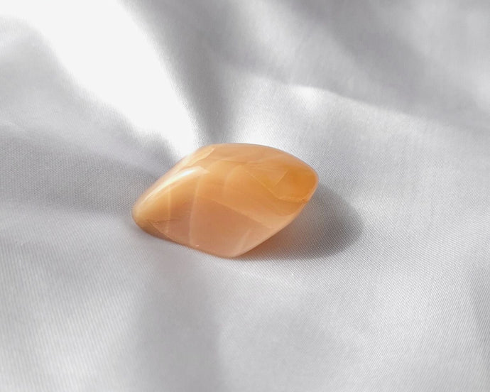 Pierre roulée en pierre de lune naturelle de 2 à 3 cm – pierre de douceur, d’intuition fine et de renouveau, idéale pour équilibrer les émotions et renforcer la connexion avec soi-même