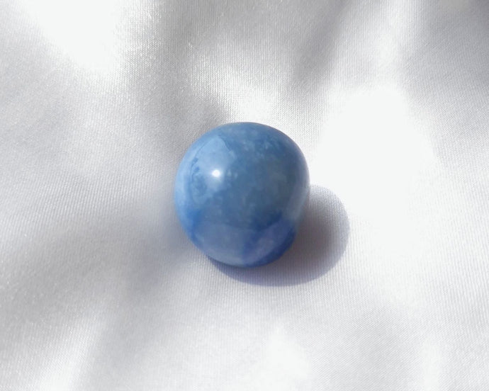 Pierre roulée en quartz bleu naturel de 2 à 3 cm – pierre apaisante qui favorise la communication, la clarté mentale et l’harmonisation du chakra de la gorge