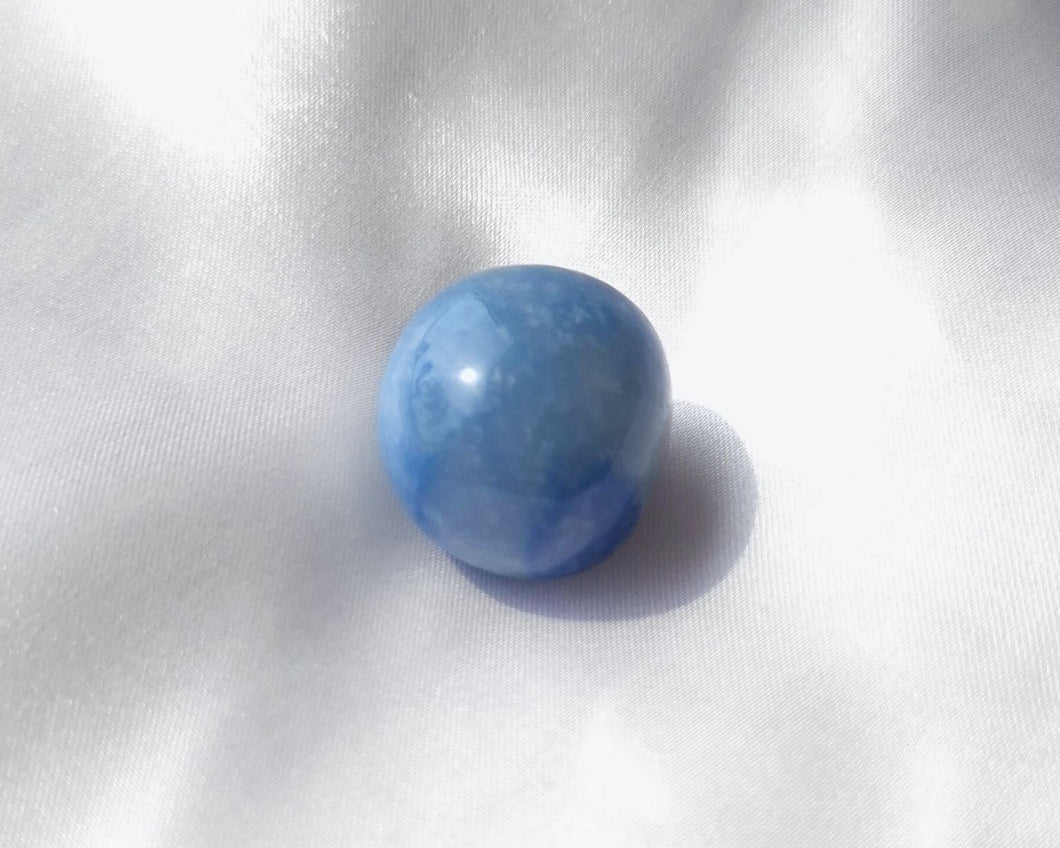 Pierre roulée en quartz bleu naturel de 2 à 3 cm – pierre apaisante qui favorise la communication, la clarté mentale et l’harmonisation du chakra de la gorge