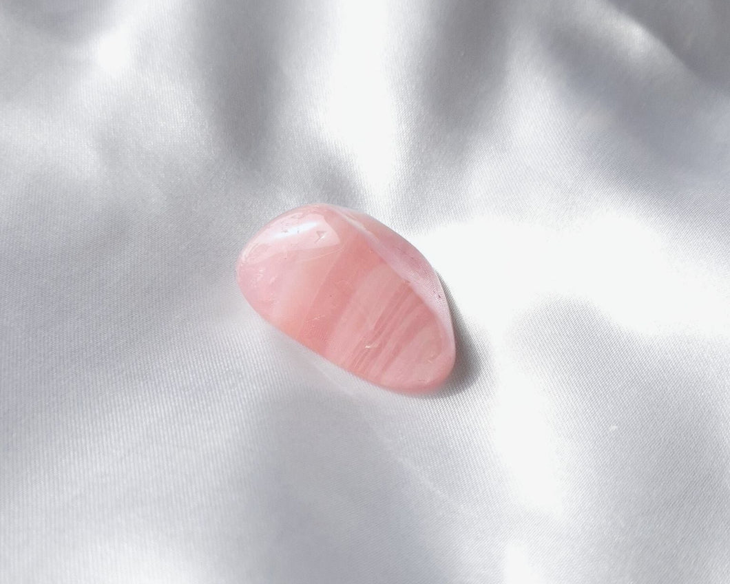 Pierre roulée en quartz rose naturel de 2 à 3 cm – pierre du cœur et de l’amour inconditionnel, favorise la tendresse, la paix intérieure et l’harmonie affective
