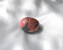 Charger l&#39;image dans la galerie, Pierre roulée en rhodonite naturelle de 2 à 3 cm – pierre de guérison émotionnelle, idéale pour apaiser les blessures affectives, développer l’amour de soi et équilibrer le chakra du cœur
