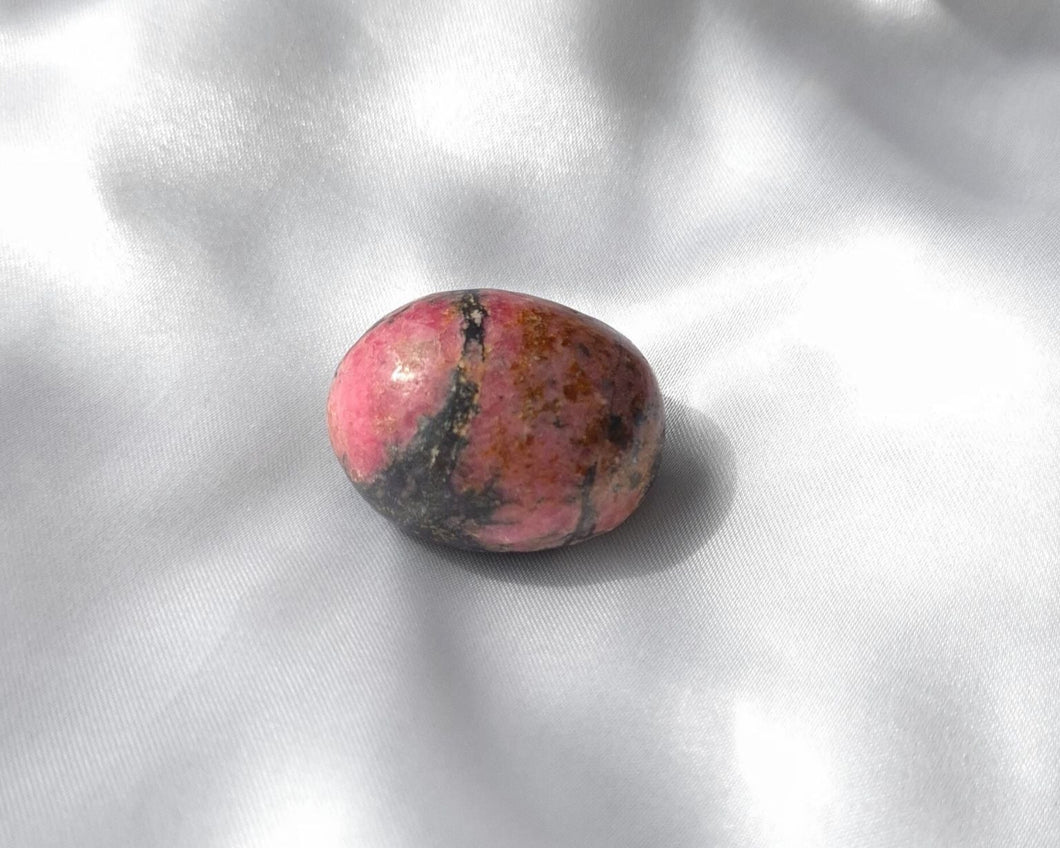 Pierre roulée en rhodonite naturelle de 2 à 3 cm – pierre de guérison émotionnelle, idéale pour apaiser les blessures affectives, développer l’amour de soi et équilibrer le chakra du cœur
