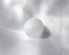 Charger l&#39;image dans la galerie, Pierre roulée en sélénite blanche naturelle de 2 à 3 cm – pierre de purification, d’apaisement et de connexion spirituelle, associée au chakra couronne
