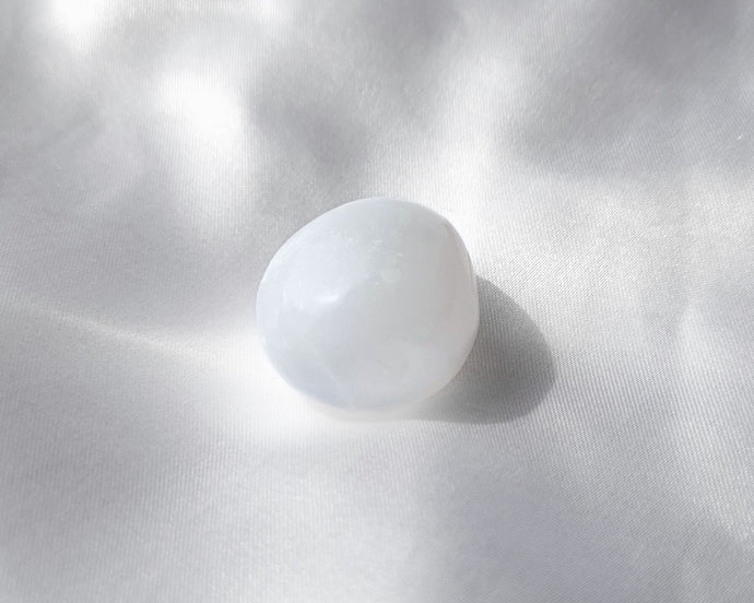 Pierre roulée en sélénite blanche naturelle de 2 à 3 cm – pierre de purification, d’apaisement et de connexion spirituelle, associée au chakra couronne