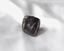Charger l'image dans la galerie, Pierre roulée en shungite naturelle de 2 à 3 cm – pierre de protection contre les ondes négatives, de purification énergétique et de renforcement de l’énergie vitale
