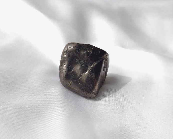 Pierre roulée en shungite naturelle de 2 à 3 cm – pierre de protection contre les ondes négatives, de purification énergétique et de renforcement de l’énergie vitale