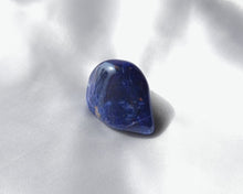 Charger l&#39;image dans la galerie, Pierre roulée en sodalite naturelle de 2 à 3 cm – pierre de clarté mentale, de communication et d’intuition, idéale pour apaiser l’esprit et renforcer le chakra de la gorge
