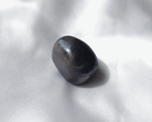 Charger l&#39;image dans la galerie, Pierre roulée en tourmaline noire naturelle de 2 à 3 cm – pierre de protection puissante contre les énergies négatives, favorise l’ancrage, la stabilité et l’équilibre du chakra racine
