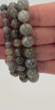 Charger et lire la vidéo dans la visionneuse de la Galerie, Bracelet Labradorite Protection Renouveau energetique video
