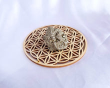 Charger l'image dans la galerie, Pyrite posée sur fleur de vie en bois pour renforcer son énergie protectrice.
