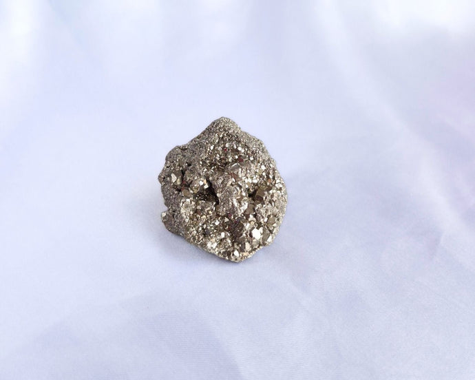 Pyrite brute naturelle, pierre de protection et de dynamisme.