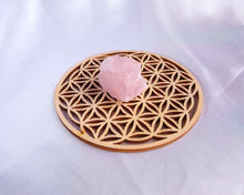 Charger l'image dans la galerie, Quartz rose sur fleur de vie pour renforcer les vibrations du cœur.
