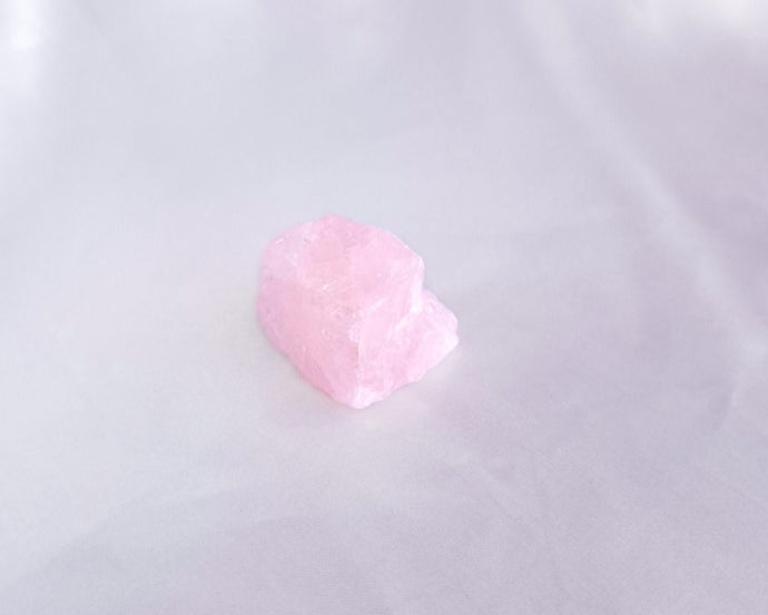 Quartz rose brut, pierre de l’amour inconditionnel et de la tendresse.