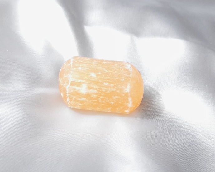 Pierre roulée en sélénite orange naturelle de 2 à 3 cm – pierre de lumière douce, d’apaisement et d’harmonie énergétique, idéale pour purifier l’esprit et revitaliser le corps