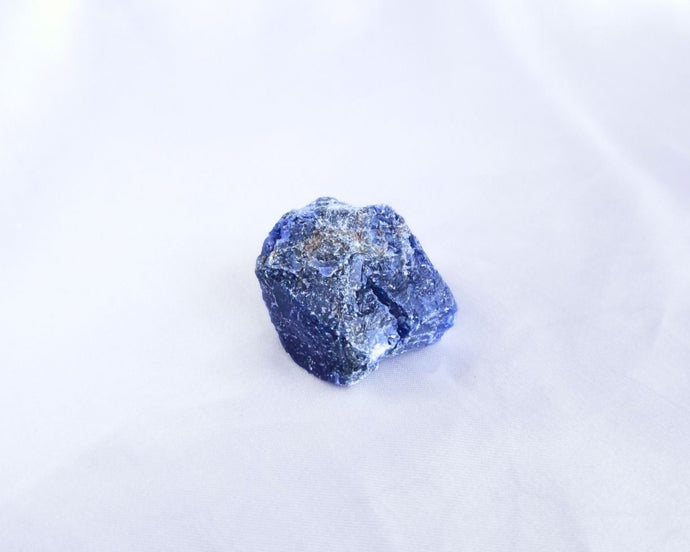 Pierre brute de sodalite, idéale pour la clarté mentale et la confiance.