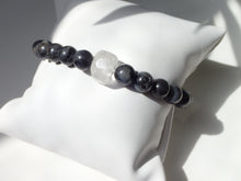 Charger l'image dans la galerie, Bracelet Larvikite et Cristal de Roche - Lithothérapie, Protection et Intuition Mademoiselle Moana
