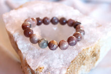 Charger l'image dans la galerie, bracelet en pierre de soleil pour chance et force vitale sur une geode
